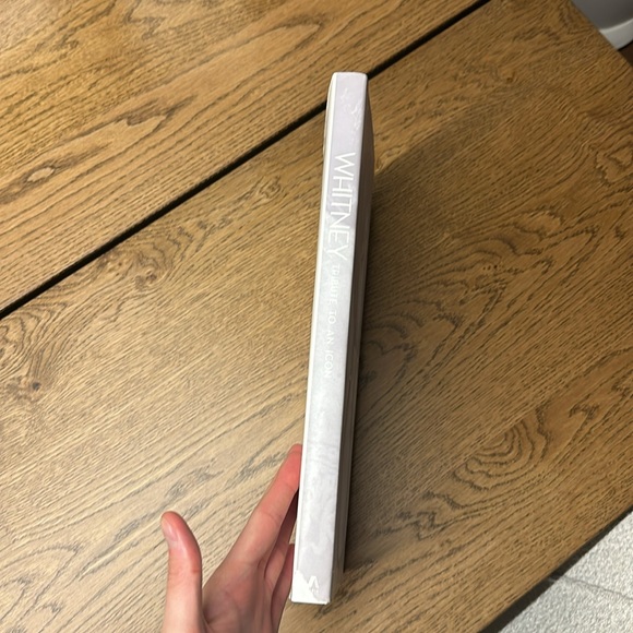 📍📍📍Like New: WHITNEY-tribute to an icon - Picture 2 of 4